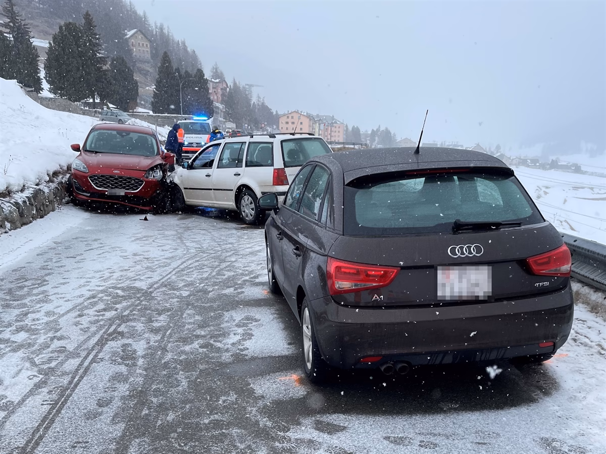 Drei-Auto-Unfall in Zuoz: Zwei Personen im Spital nach Kollision!