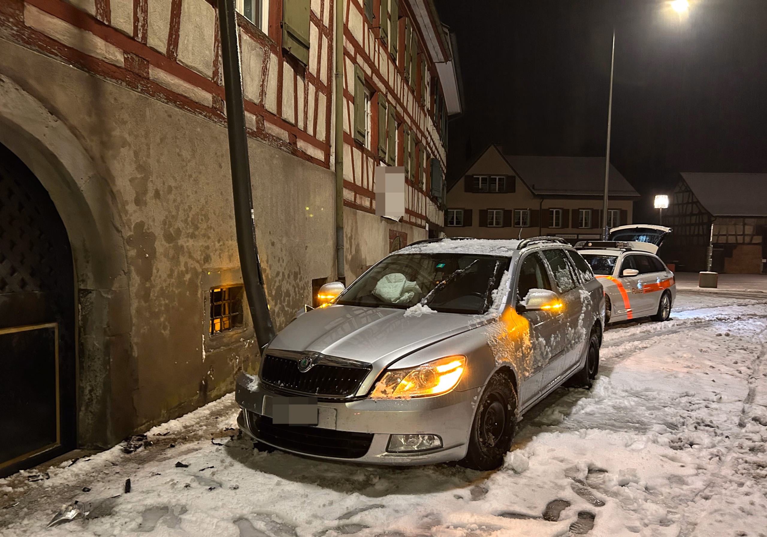 Fahrunfähiger Autofahrer kracht in Kandelaber – hohes Schadensausmaß!