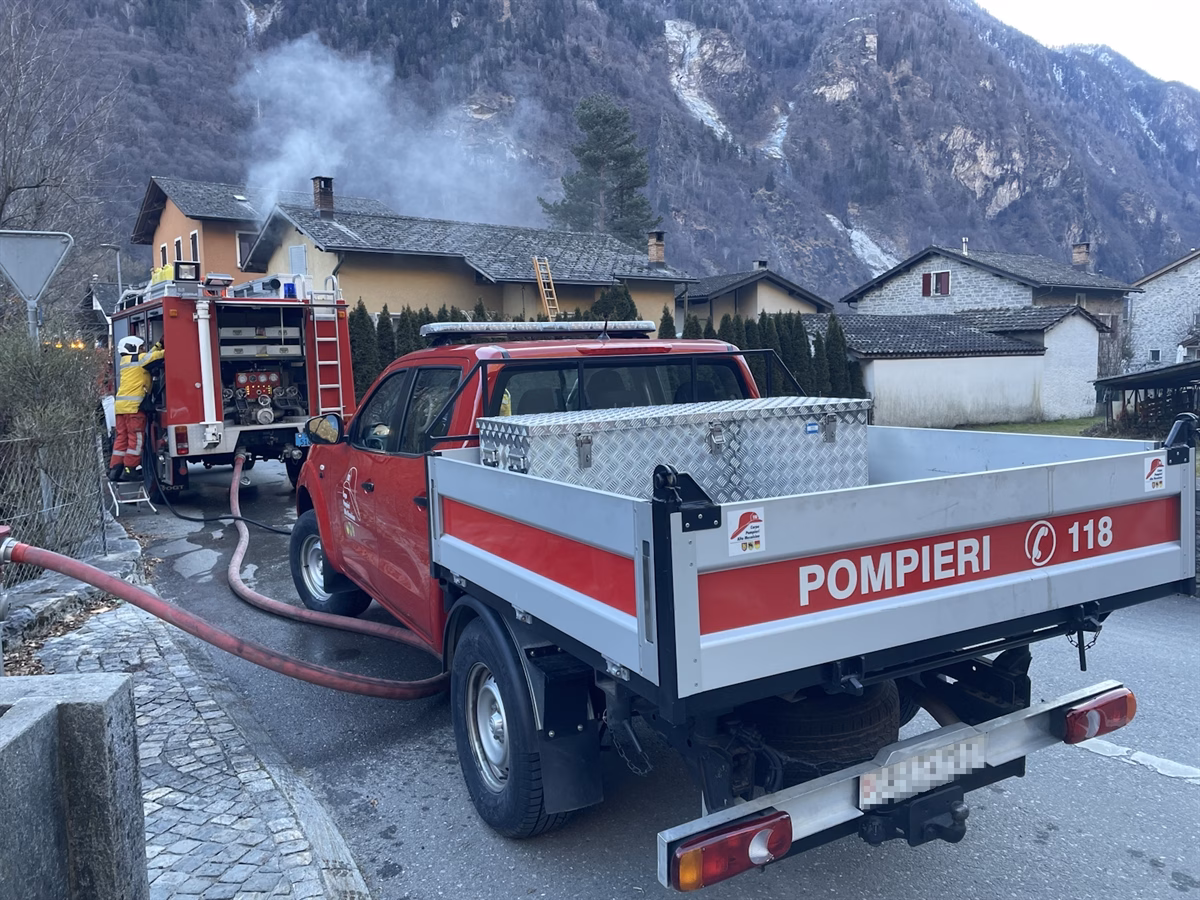 Feuer in Lostallo: Dramatischer Einsatz der Feuerwehr rettet Leben!