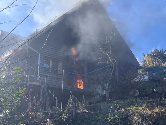 Feuerdrama in Rüschlikon: Einfamilienhaus in Flammen!