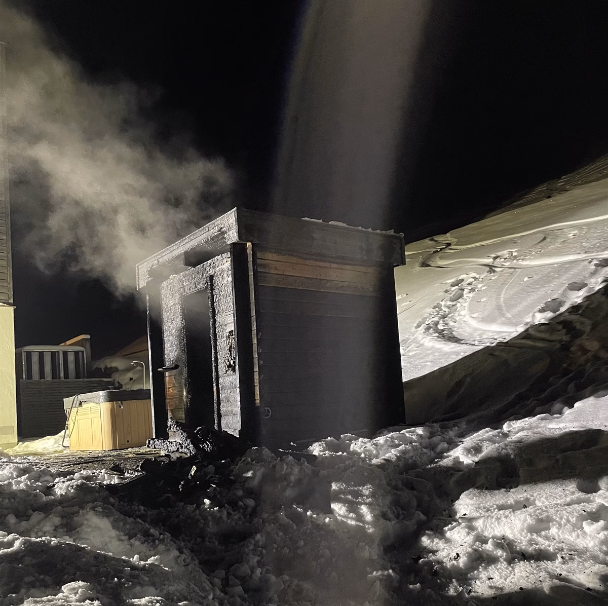Frei stehende Sauna in Vals lichterloh in Flammen – Ursache unklar!