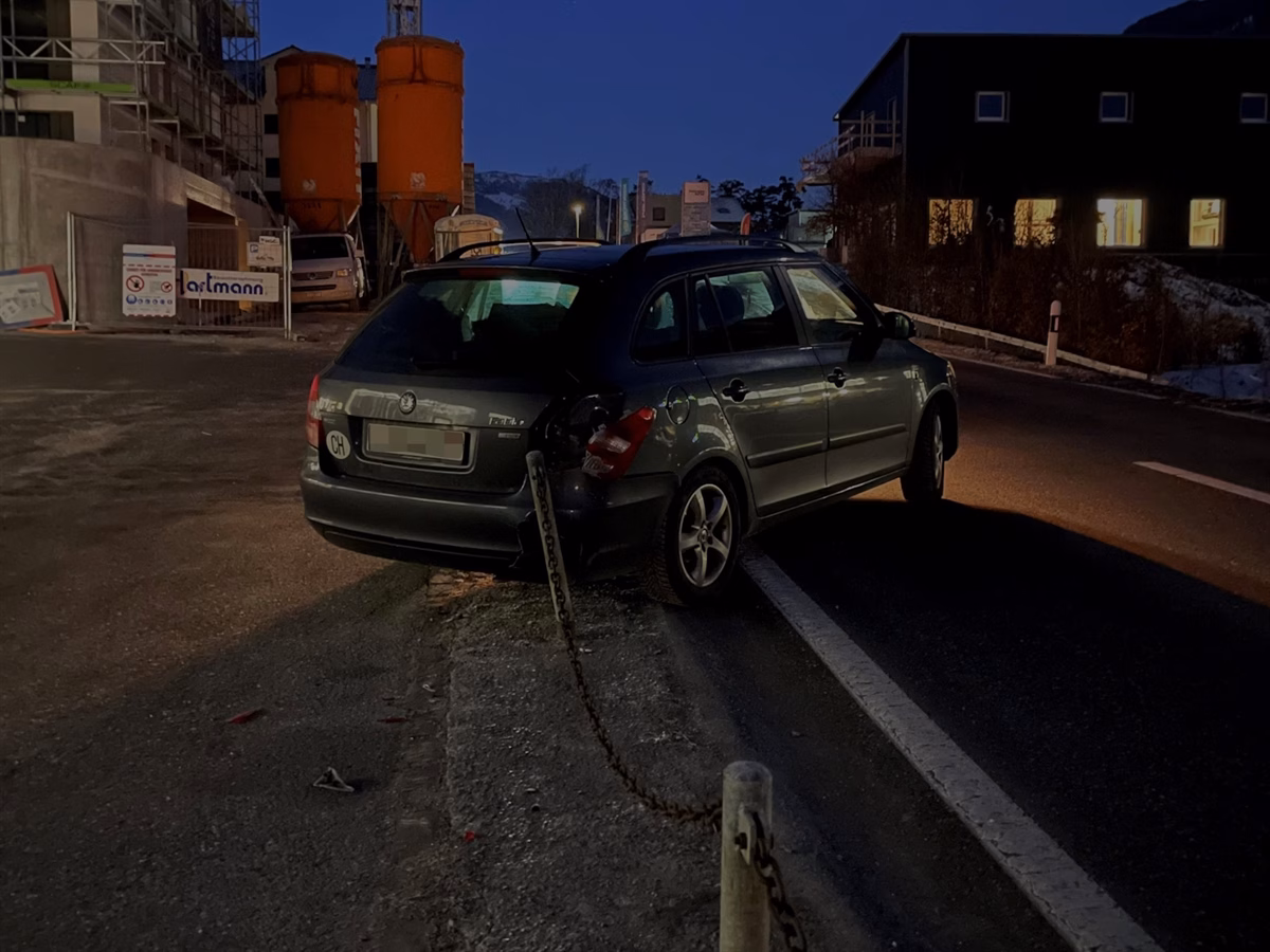 Führerloses Auto rollt in Trimmis: Crash mit Metallpfosten!