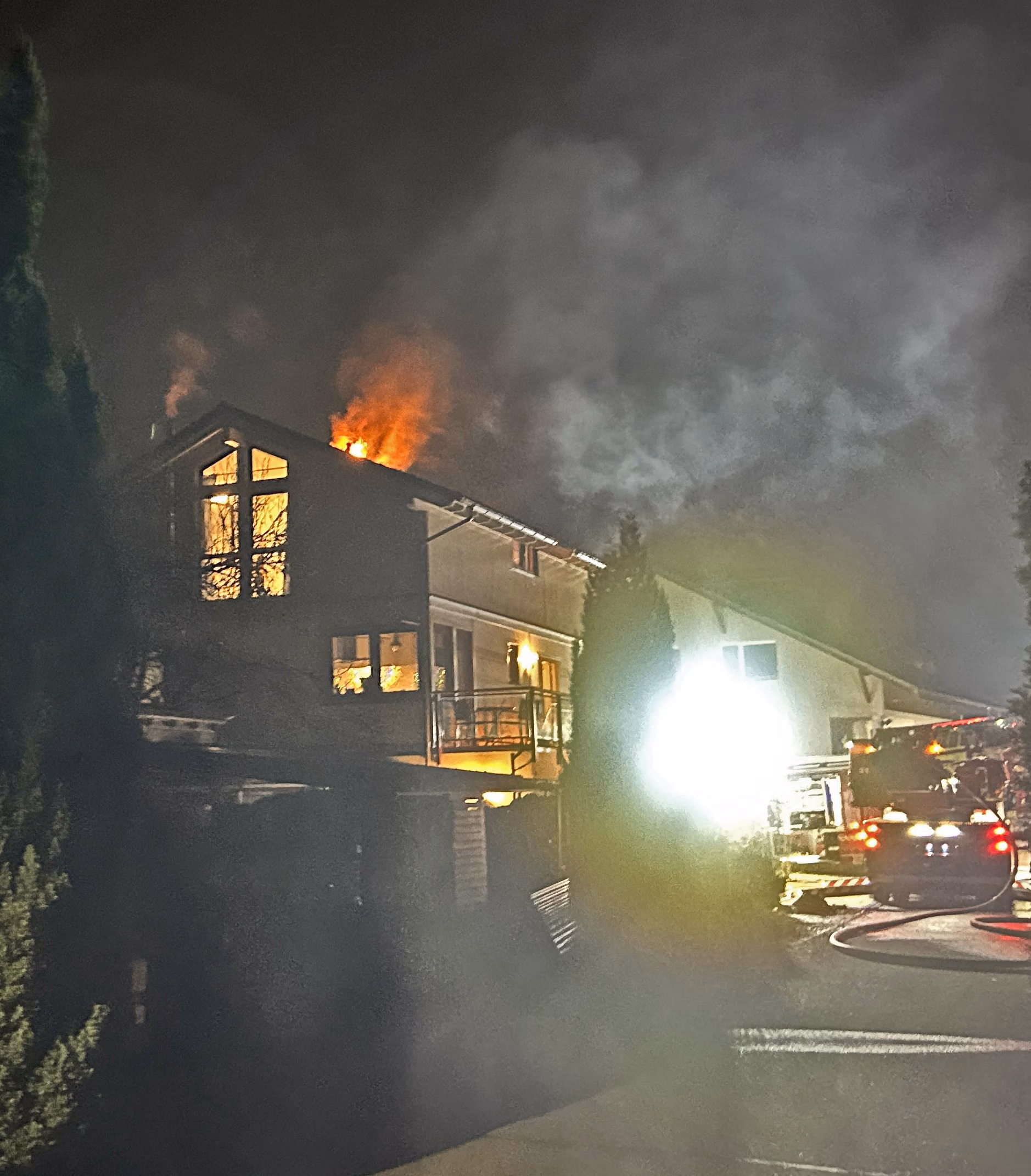 Großbrand in Eschenz: Feuerwehr rettet Einfamilienhaus vor der Zerstörung!