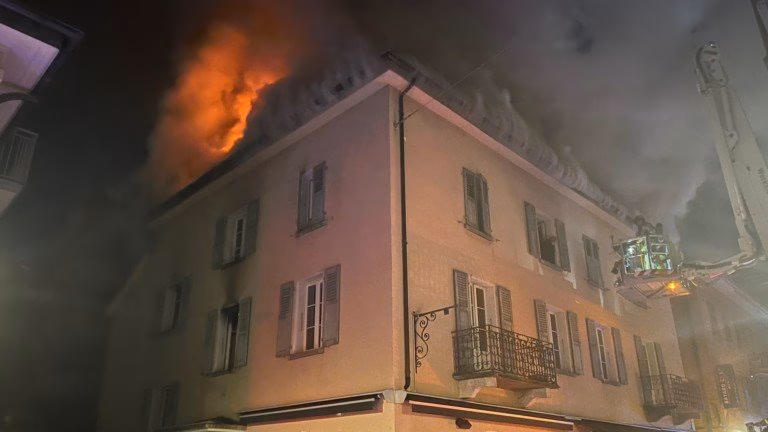 Große Rauchwolken über Visp: Brand in Wohnhaus fordert Evakuierung!