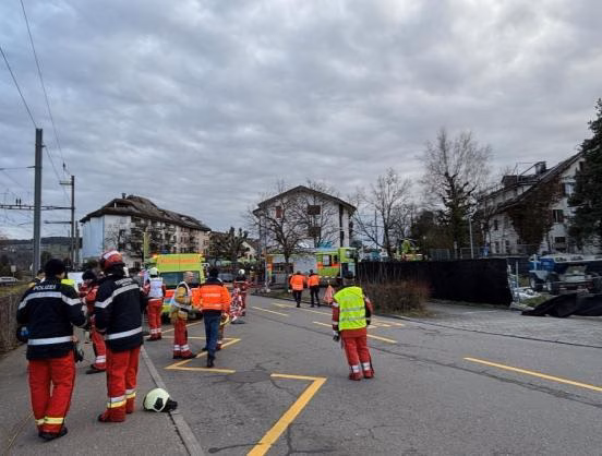 Großer Feueralarm in Bülach: Brand am Hertiweg führt zu Umleitungen!