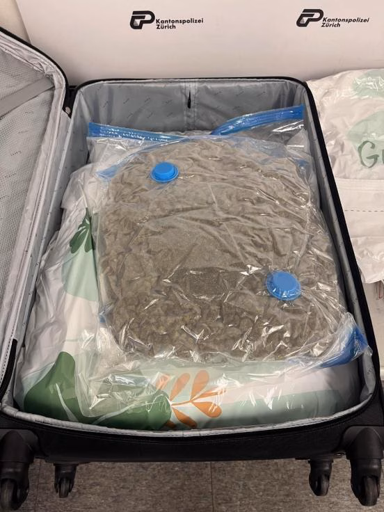 Irische Reisende aufgeflogen: 32 Kilo Marihuana in Koffern!