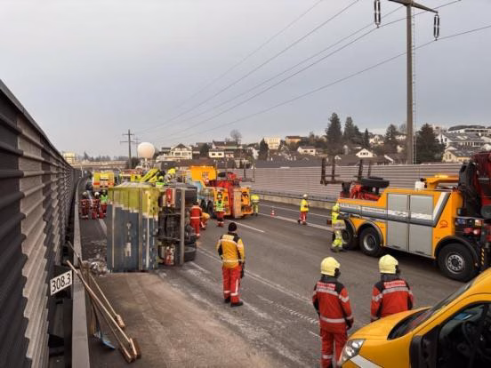 Lastwagen kippt auf A1 um – 20 Tonnen Bauschutt auf der Fahrbahn!
