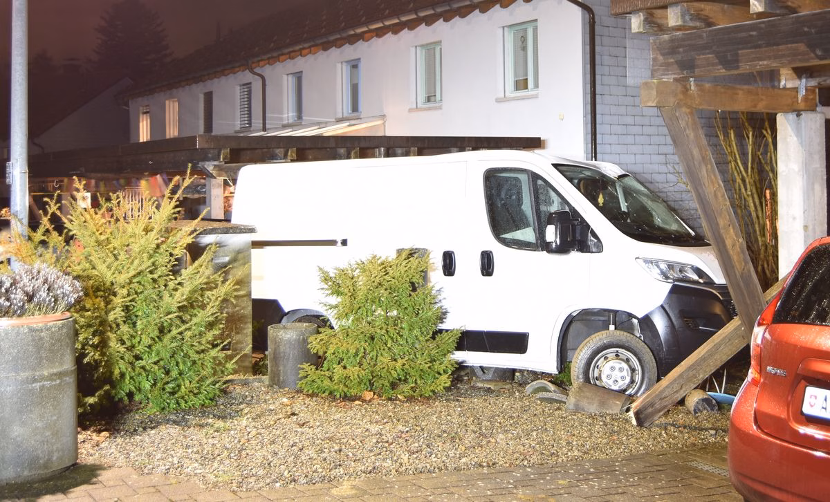 Lieferwagen kracht in Steingarten: Totalschaden und Führerausweis weg!