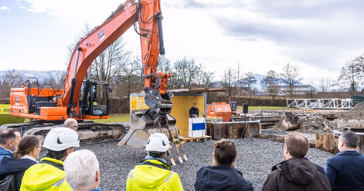 Neuer Lebensraum in Steinhausen: Spatenstich für Durchgangsstation gesetzt!