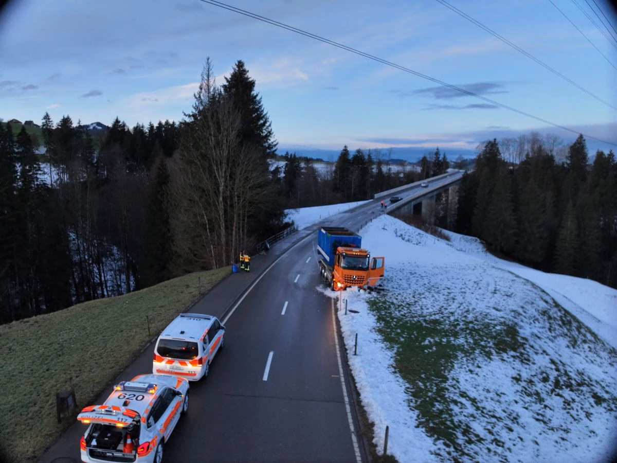 Schock im Morgenverkehr: Auto prallt gegen Lastwagen in Teufen!