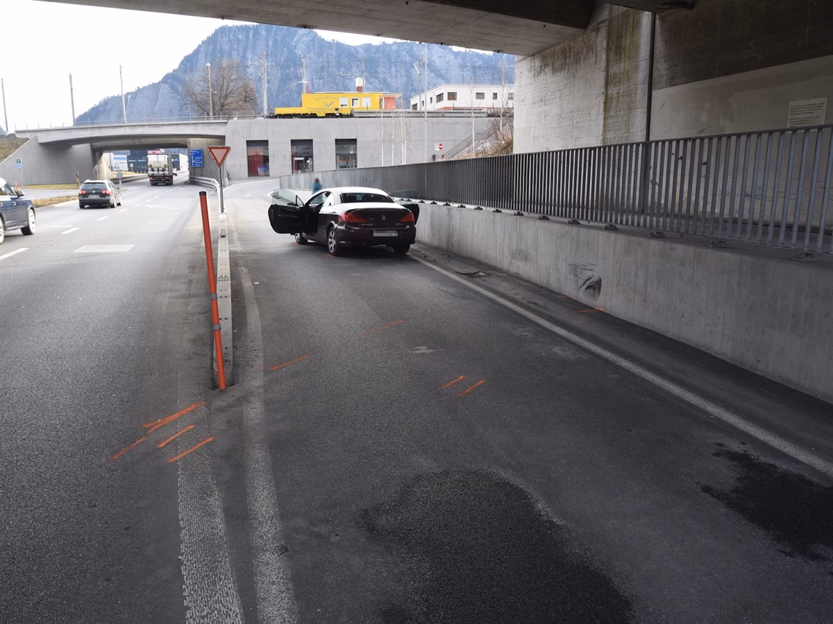 Schrecklicher Unfall in Landquart: Auto kracht gegen Betonmauer!