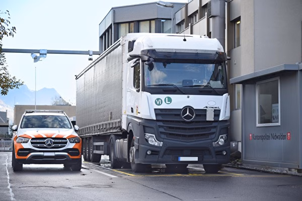 Schwerverkehrskontrolle: Ungarische Chauffeure bei Gesetzesverstößen erwischt!