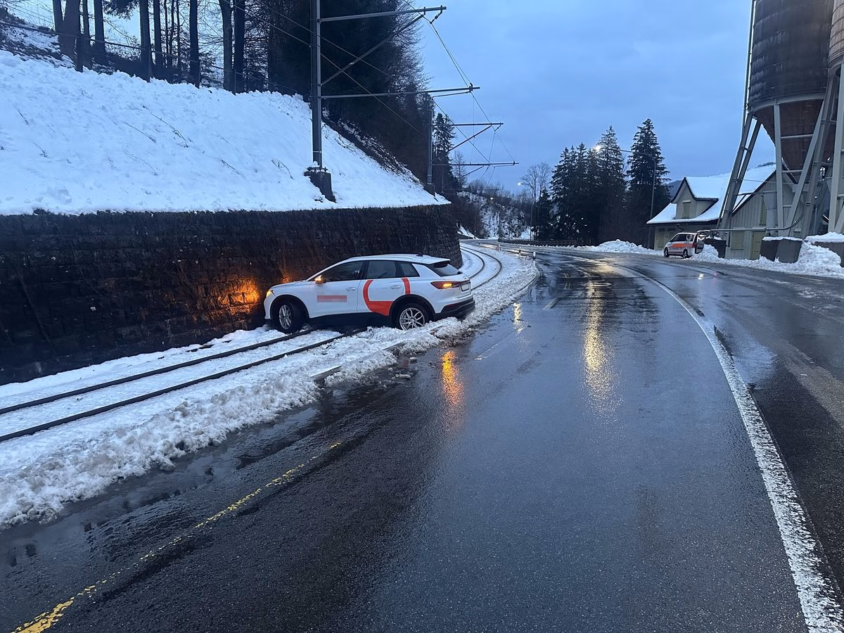 Selbstunfall in Teufen: Fahrzeug prallt in Bahngleis – Fahrer bleibt unversehrt
