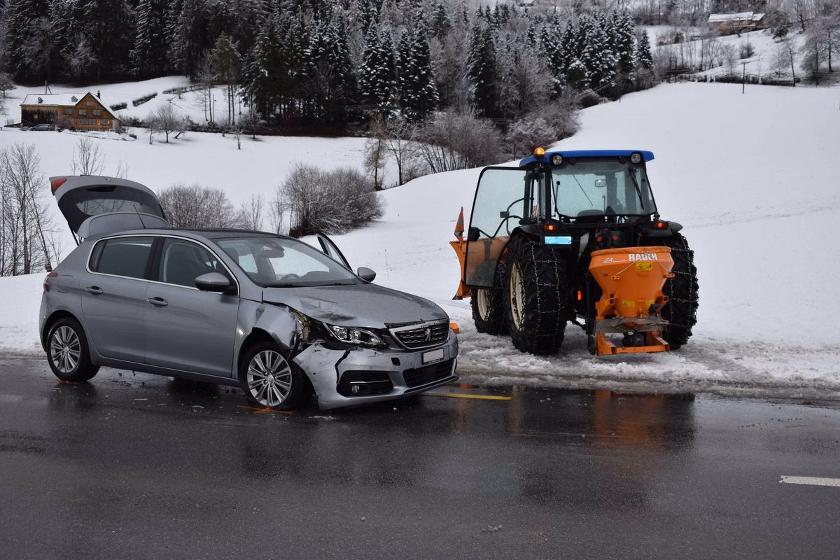 Teufen: Traktor und Auto krachen zusammen – Glück im Unglück!