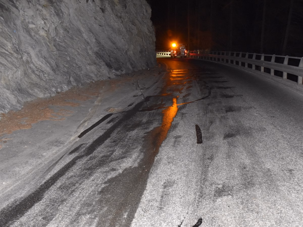 Unfall auf Obervazerstrasse: Betrunkener Fahrer rammt Felswand!