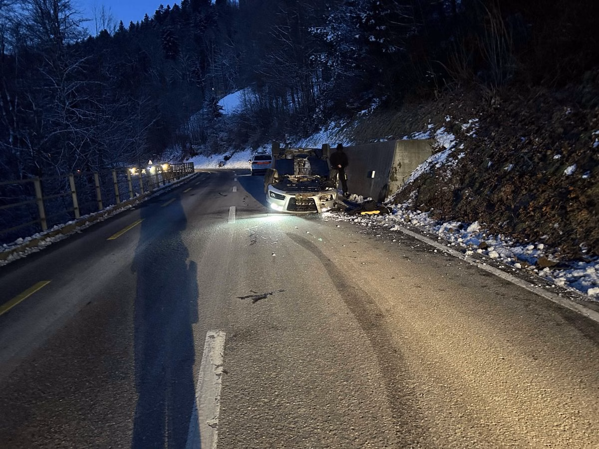 Unglaublicher Unfall in Trogen: Auto überschlägt sich!