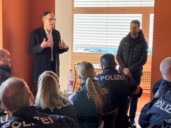 Zürcher Polizei sichert WEF: Einsatzkräfte im vollen Einsatz!