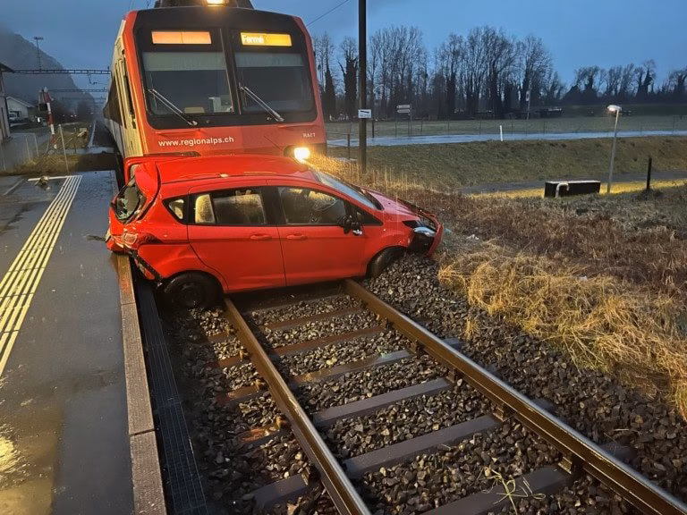 Zugunfall in Vouvry: Auto bleibt auf Gleisen stecken, glücklicherweise kein Verletzter!