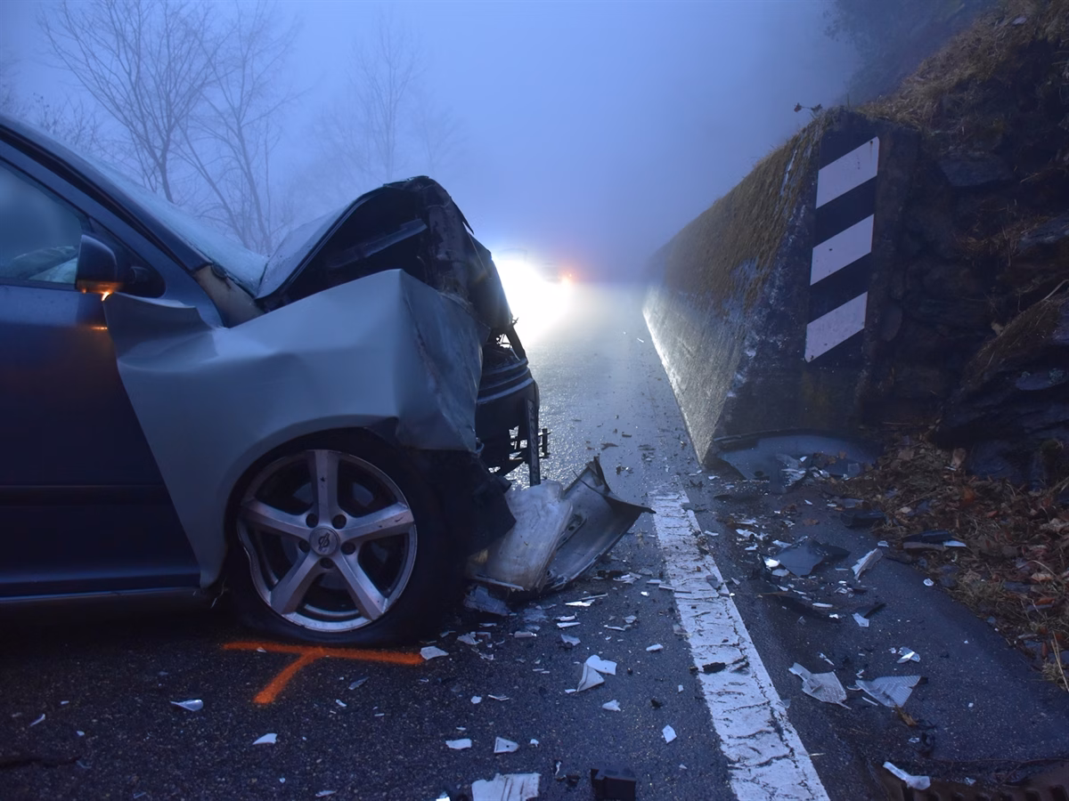 Automobilist kracht gegen Stützmauer: Leicht verletzt nach Sekundenschlaf!