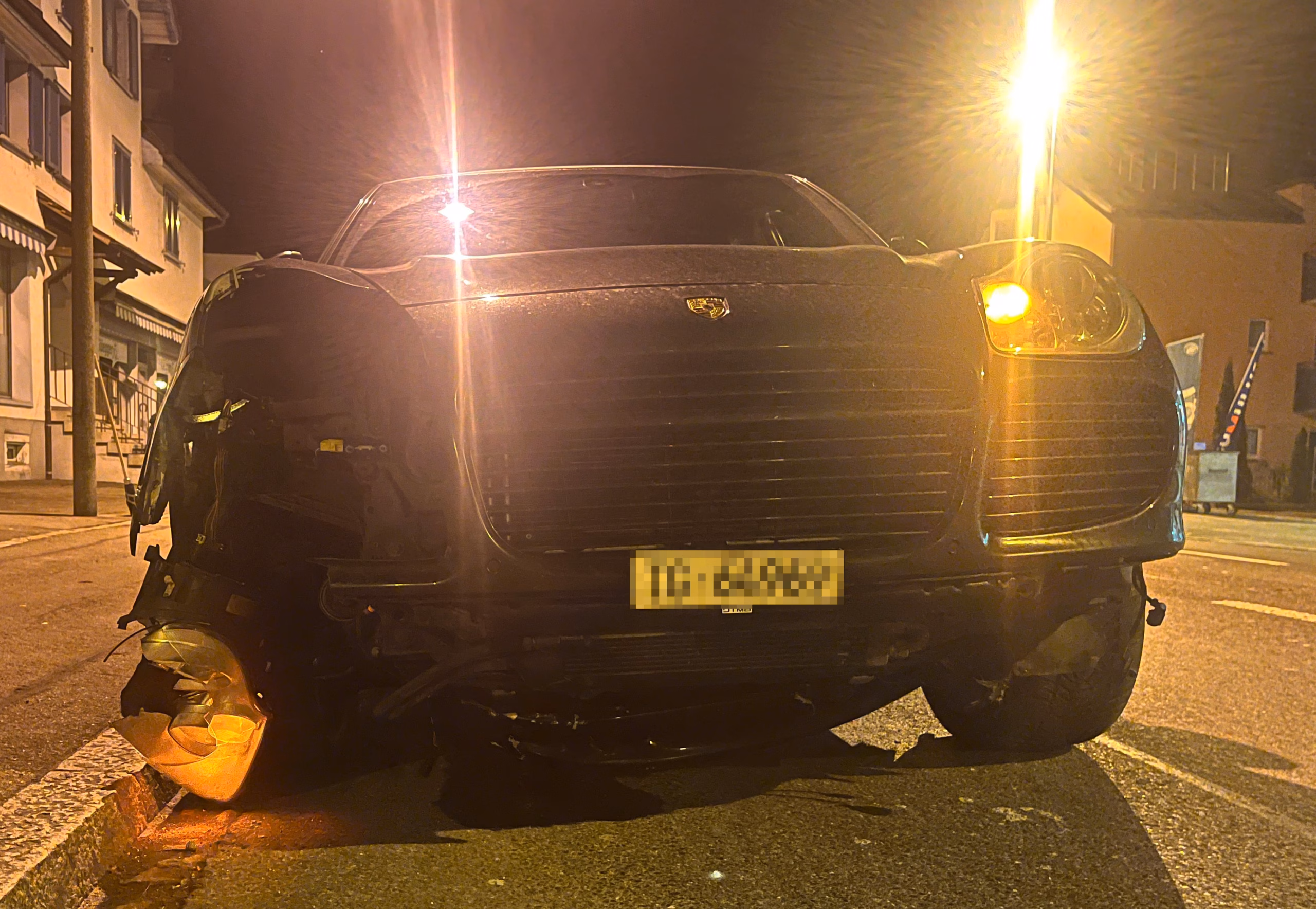 Betrunkene Autofahrerin rammt Verkehrseinrichtungen in Kreuzlingen!