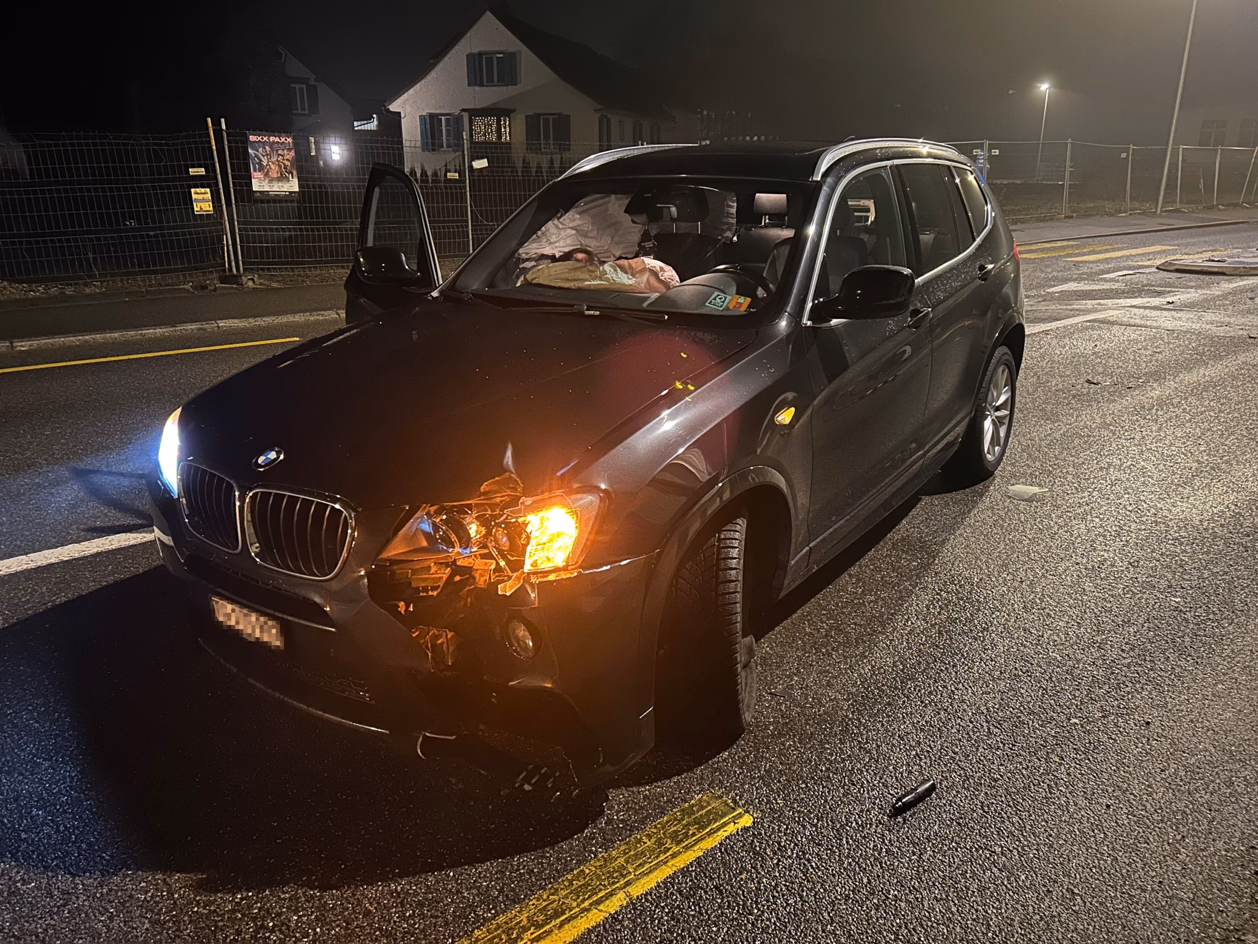Betrunkene Fahrerin verunglückt in Romanshorn: Leichte Verletzungen und hohe Schäden!