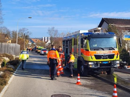 Brand in Mehrfamilienhaus: Sieben Bewohner evakuiert, Ursache unklar!