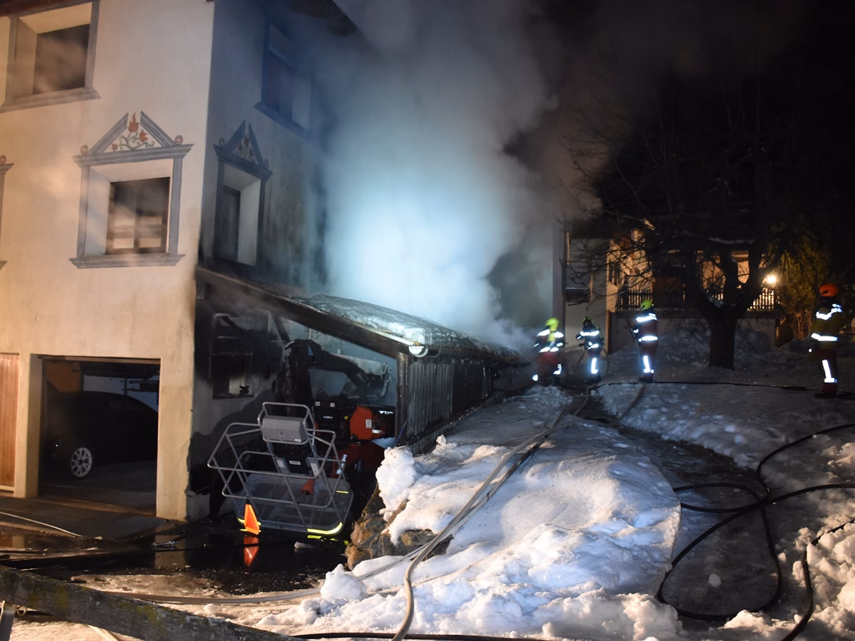 Feuerwehr Müstair: Flammeninferno im Fahrzeugunterstand gestoppt!