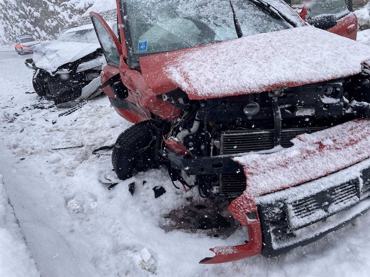 Frontalkollision in Maloja: Drei Verletzte bei Schneeglätte!