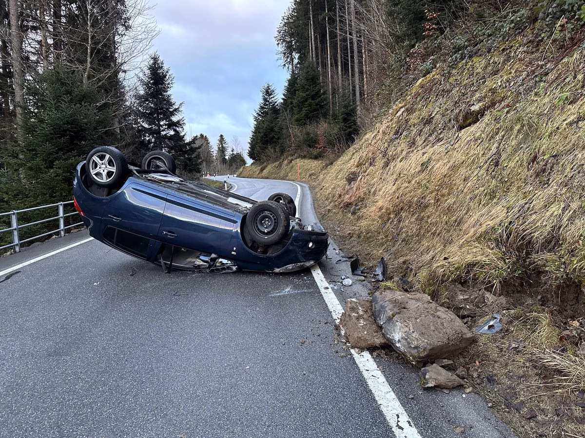 Rasante Ausfahrt endet im Desaster: Auto landet auf dem Dach!
