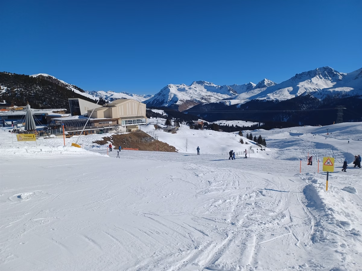 Schock auf der Piste: Deutscher Skifahrer stirbt nach schwerem Sturz in Arosa