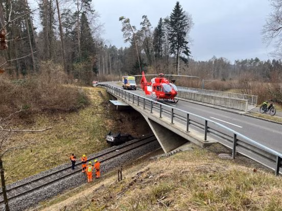Schrecklicher Unfall bei Thalheim: Autofahrerin stürzt in Bahndamm!