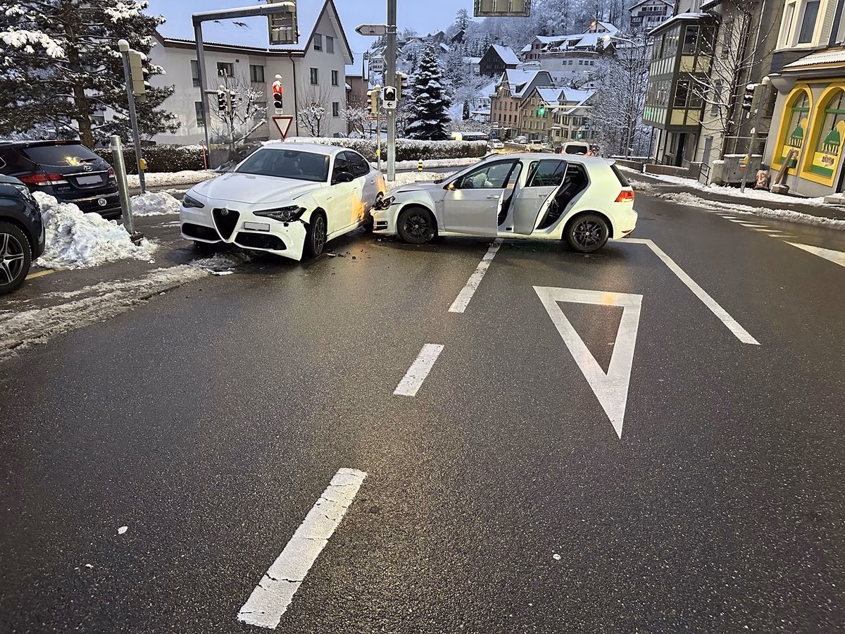 Schwerer Verkehrsunfall in Herisau: Zwei Autos kollidieren, ein Verletzter!