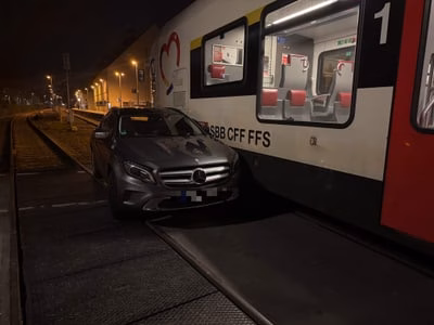 Zugunfall in Riehen: Auto kracht in geschlossene Bahnschranken!