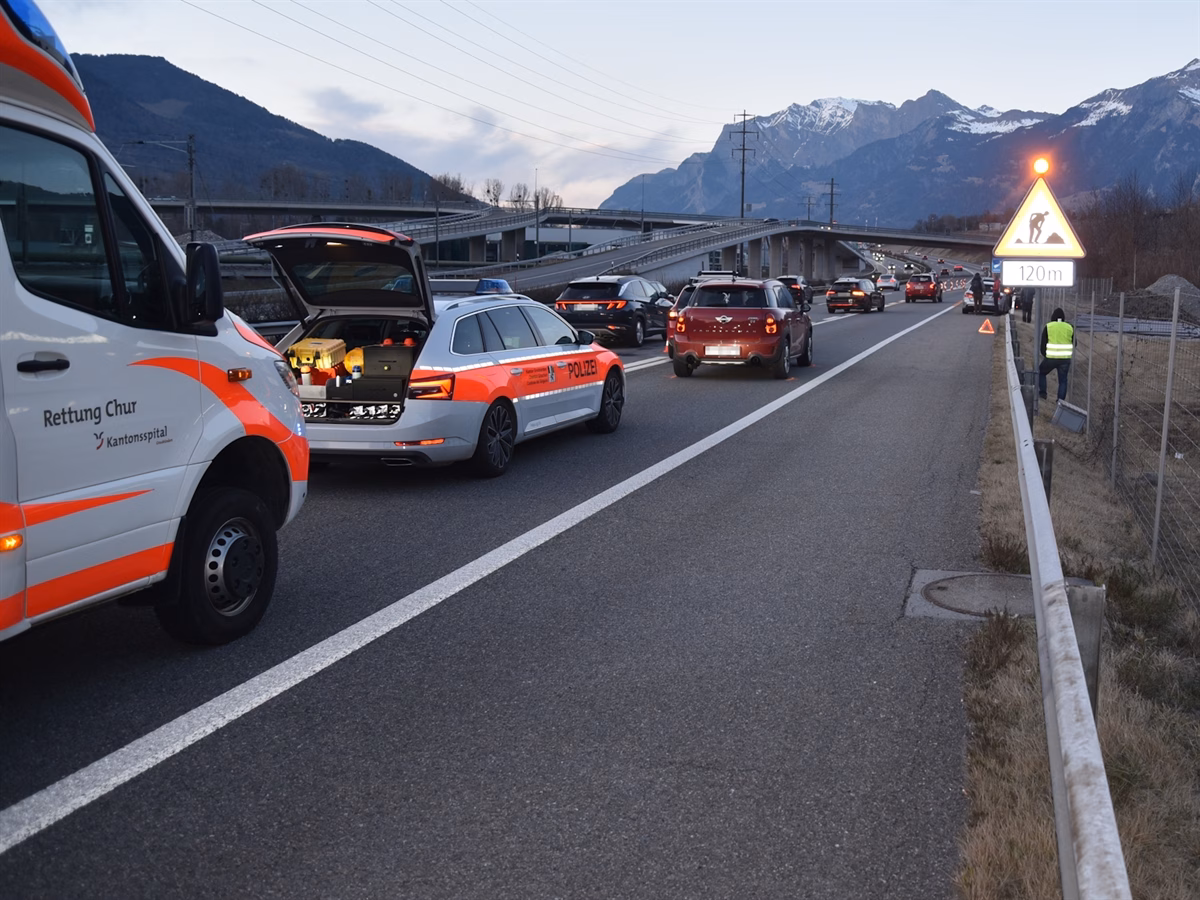 Auffahrunfall auf A13 bei Zizers: Eine Frau ins Krankenhaus gebracht!