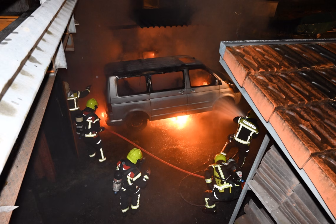 Brandstiftung in Unterterzen: Autos in Flammen - Wer ist der Feuerteufel?