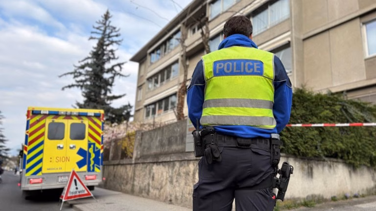 Drama am Himmel: Polizei rettet Mann vor Selbstanzündung in Sitten!