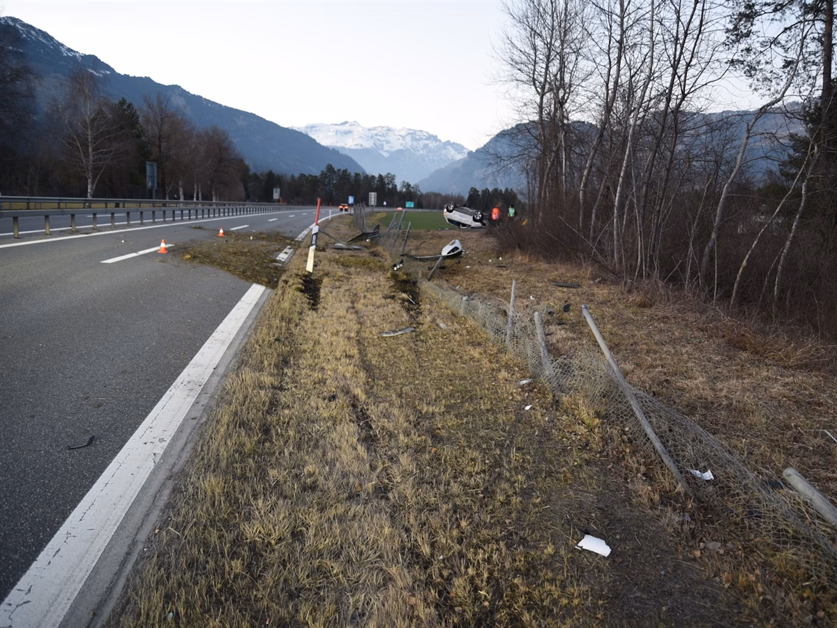 Drama auf der A13: Auto überschlägt sich in Cazis – Fahrer verletzt!