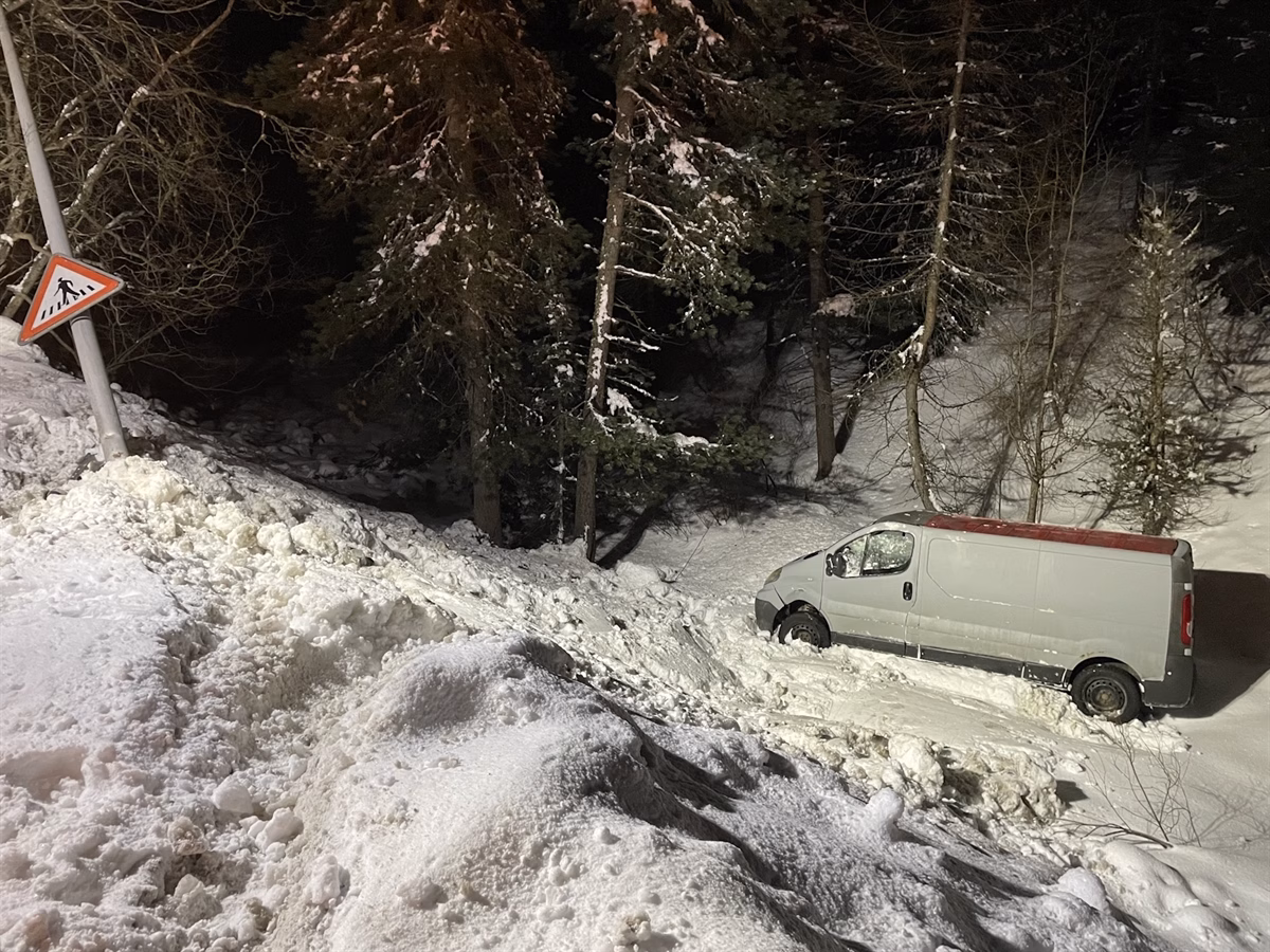 Fahrer in St. Moritz: Ablenkung führt zu spektakulärem Unfall!