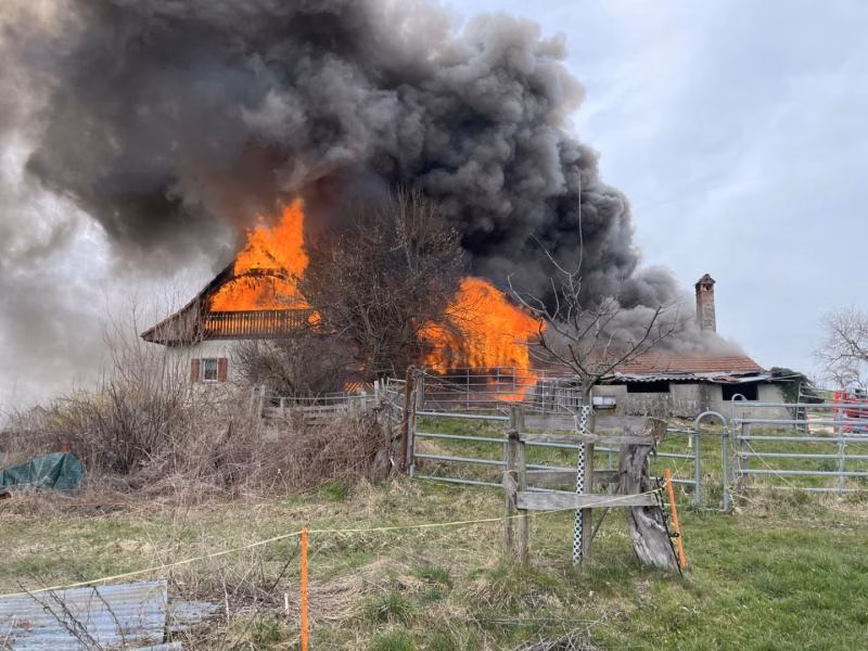 Feuerwehr kämpft gegen Brand in Châtel-St-Denis: Bauernhof zerstört!