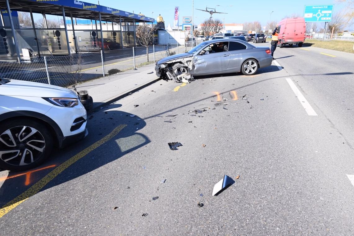 Frontalzusammenstoß in Staad: Zwei Autofahrer leicht verletzt!