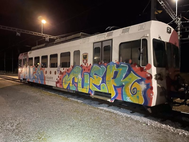 Graffiti-Skandal: Spanier beim Beschmieren von Zügen erwischt!