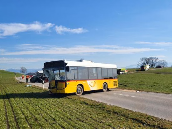 Heftiger Unfall in Obfelden: Postauto und Traktor kollidieren heftig!