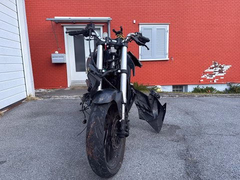 Lernfahrer stürzt mit Motorrad: Hauswand schwer getroffen!