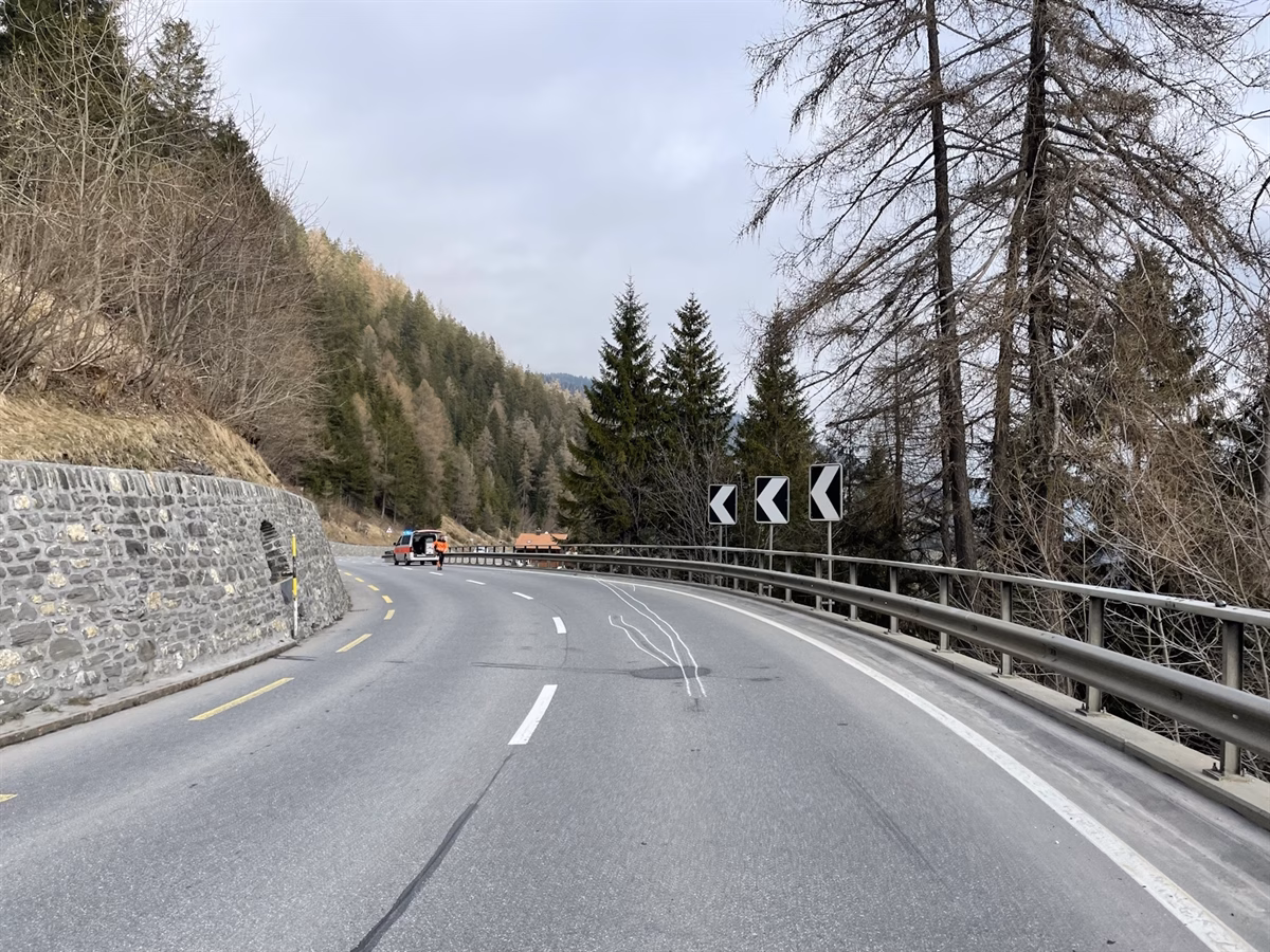 Schock-Unfall in Churwalden: 16-Jähriger stürzt mit Motorrad ab!