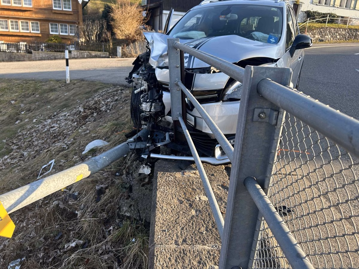 Schock-Anfängerin kracht mit Auto gegen Kandelaber in Herisau!