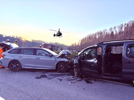 Schock bei Unfall auf Tösstalstrasse: Vier Schwerverletzte!