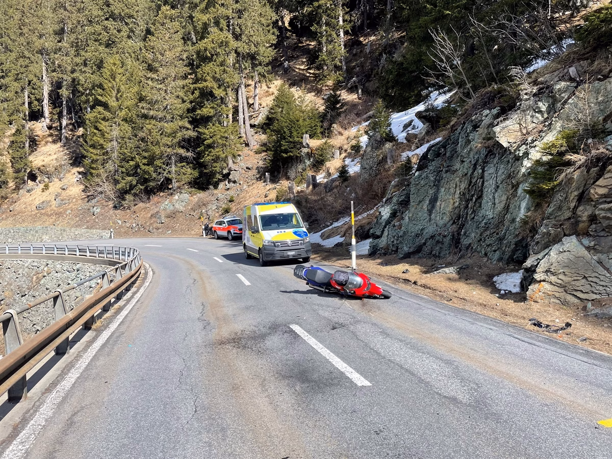Schwerer Motorradunfall auf Julierstrasse: Fahrer verletzt ins Spital