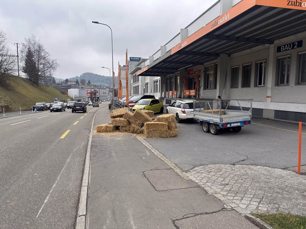Selbstunfall in Herisau: Anhänger mit Stroh kippt um!