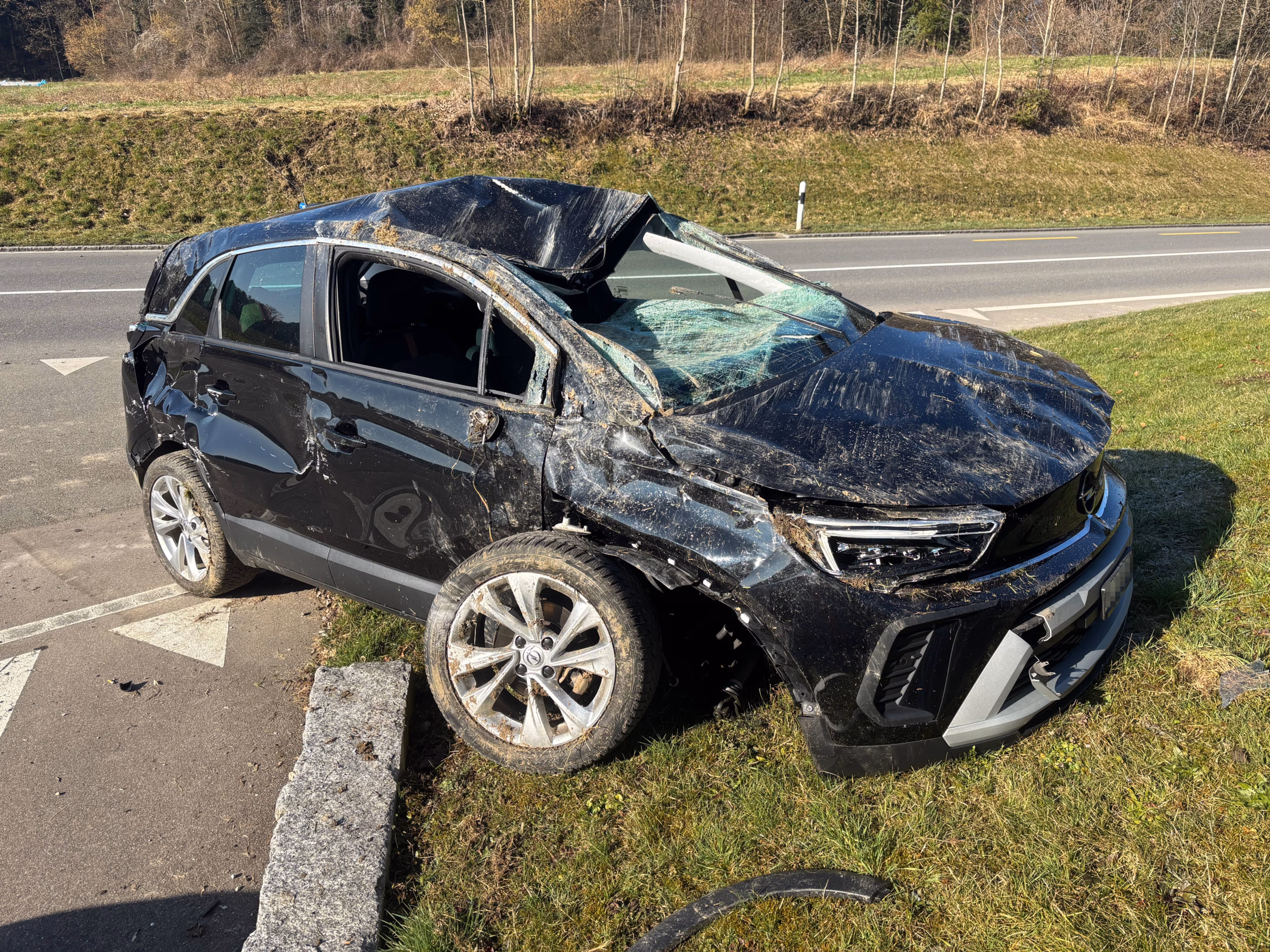 Tragischer Unfall in Hauptwil: Beifahrerin beim Überschlag verletzt!