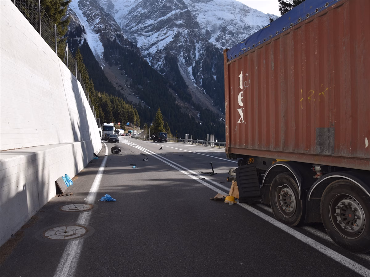 Verkehrschaos auf A13: Unfall bei Mesocco sorgt für Umleitungen!